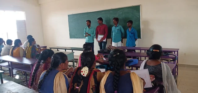 அய்யர்மலை அரசுக் கல்லூரி மாணவர்களின் உதவிகேட்கும் இளைஞர்கள்