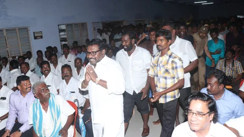 ஆதரவாளர்களுடன் கருணாஸ்