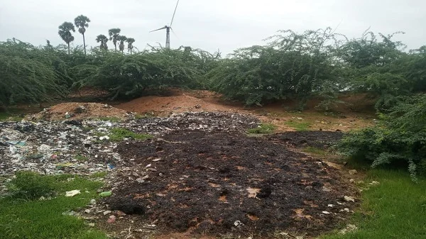 சாலையோரங்களில் கொட்டப்படும் கழிவுகள்