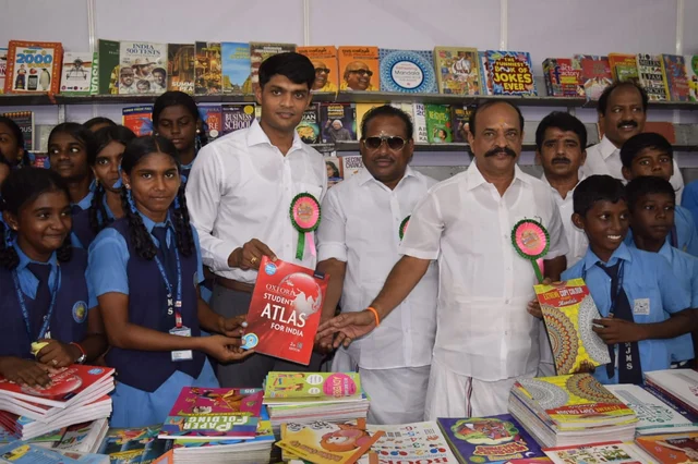 மாணவர்களுடன் ஆட்சியர், அமைச்சர்