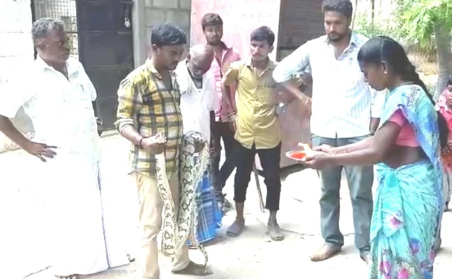 ஆரத்தி எடுத்த பெண்