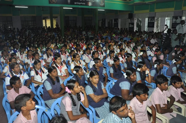 விழாவில் மாணவர்கள்