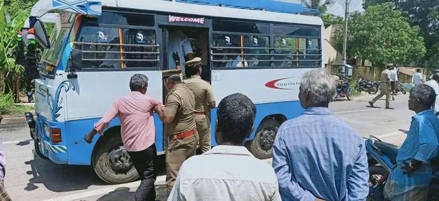 கைதுசெய்யப்படும் கிராம மக்கள்