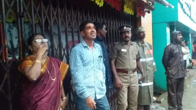 தீ விபத்தை ஆய்வு செய்த அதிகாரிகள்