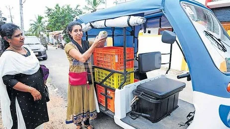 ஆட்டோவில் சென்று உணவு விநியோகம்