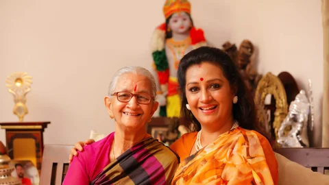 மேனகா சுரேஷ் தன் அம்மாவுடன்