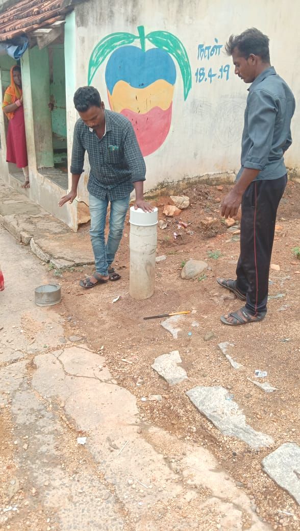 பிளாஸ்டிக் மூடியால் ஆழ்துளையை மூடும் அரசு அலுவலர்கள்