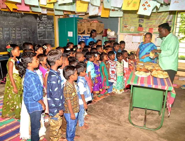 பலகாரங்களை வைத்து பாடம்