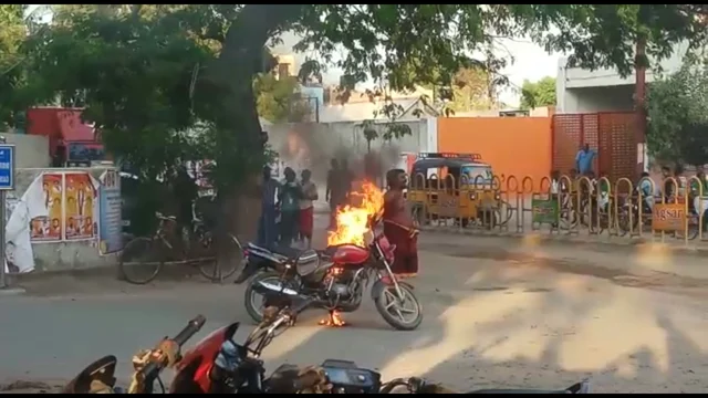 நடுரோட்டில் எரியும் பைக்