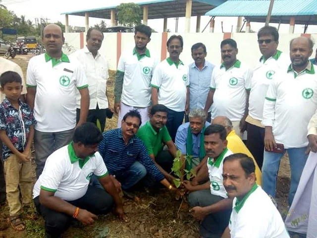 மரக்கன்றுகளுடன் கிரீன்நீடா