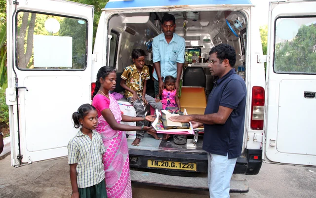 `கலெக்டர் கொடுத்த உயிர்; என் மகன் இனி சந்தோஷமா இருப்பான்!'- தி.மலை சிறுவனின் தந்தை ஆனந்தக் கண்ணீர்