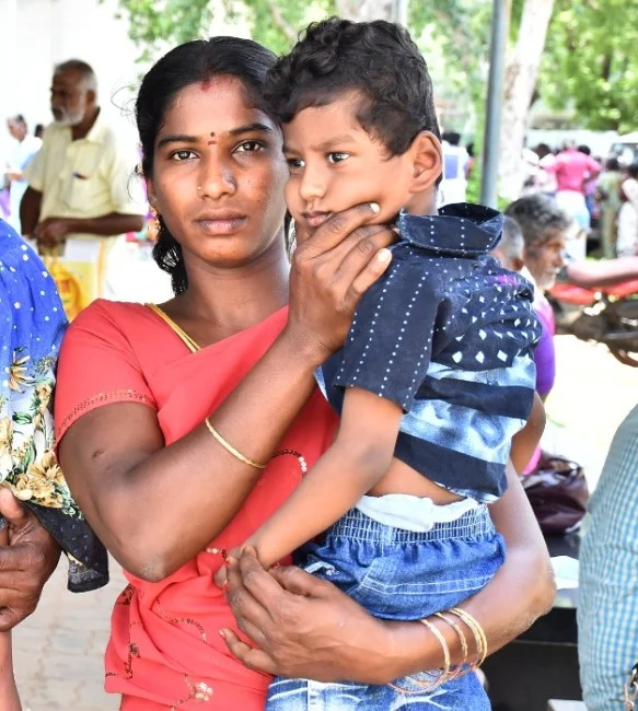குழந்தையுடன் மோகனப்பிரியா
