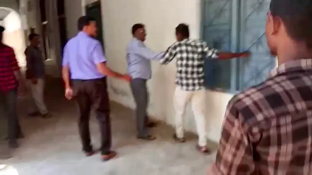 முன்னாள் மாணவர்களை தாக்கிய உடற்கல்வி ஆசிரியர்