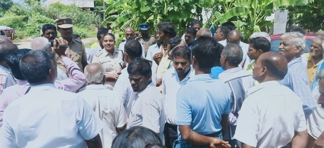 பேச்சுவார்த்தை நடத்திய காவல்துறையினர்