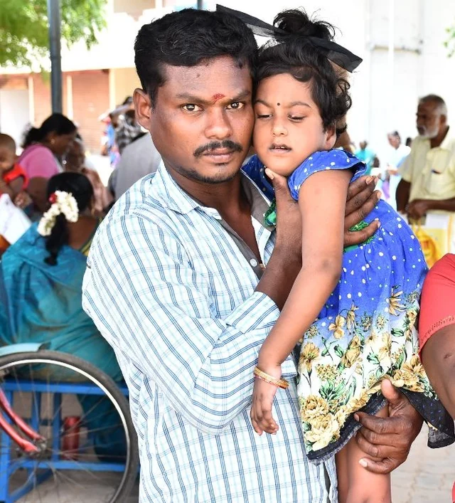 குழந்தையுடன் செந்தில்குமார்