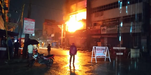 சென்னை சில்க்ஸ் கிளையில் பற்றி எரிந்த தீ