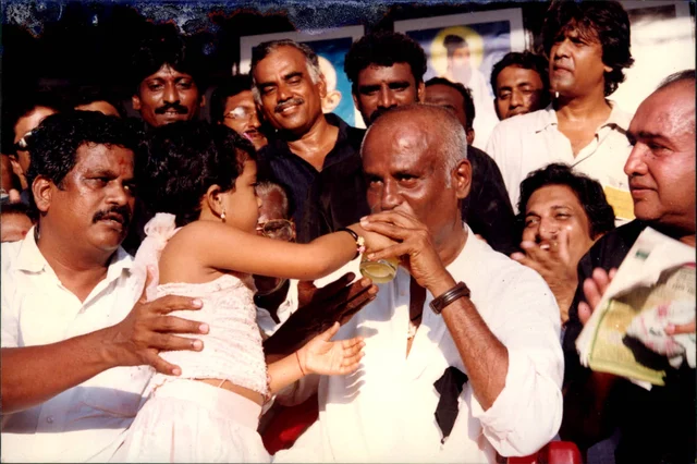 பழரசம் அருந்தி உண்ணாவிரத்தை முடிக்கும் ரஜினி