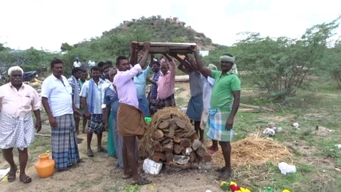 தகரைத்தைத் தூக்கி நிற்கும் கிராம மக்கள்