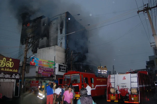 எரிந்த நிலையில் சென்னை சில்க்ஸ்