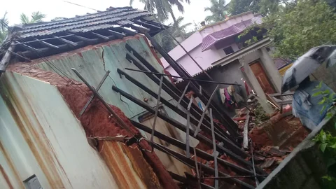 மழையால் இடிந்த வீடு