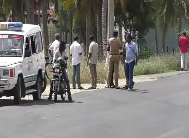கார் நின்ற இடம்