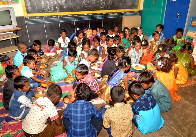 பகிர்ந்து உண்ணும் மாணவ, மாணவிகள்