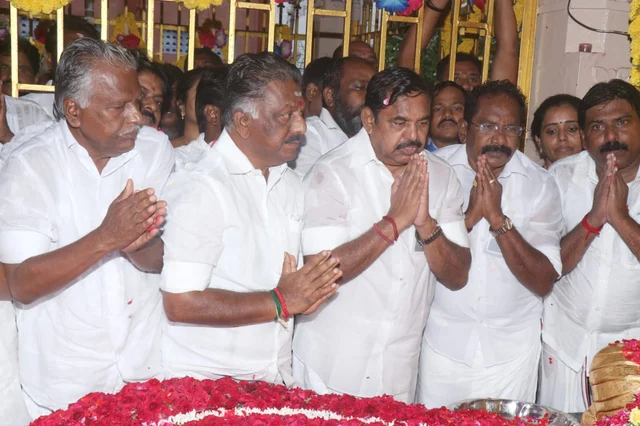 "நீங்களும் என்னைப் போன்று எம்.எல்.ஏ தான்!"- பசும்பொன்னில் முதல்வருக்கு நடந்த வரவேற்பில் சலசலப்பு