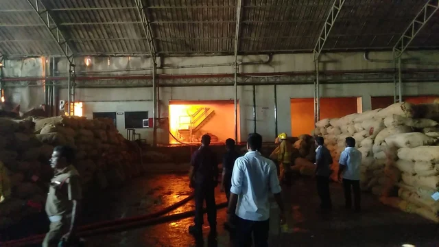 பற்றி எரியும் மிளகாய் வற்றல், ஏலக்காய், கிராம்பு, பட்டை!- 8 மணி நேரமாகப் போராடும் தீயணைப்பு வீரர்கள்