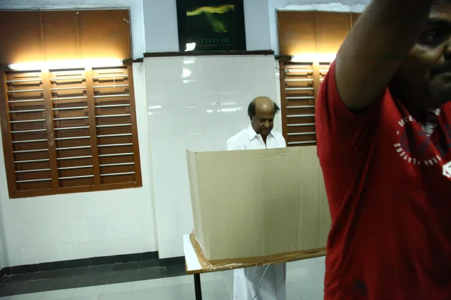 வாக்களிக்கும் ரஜினி