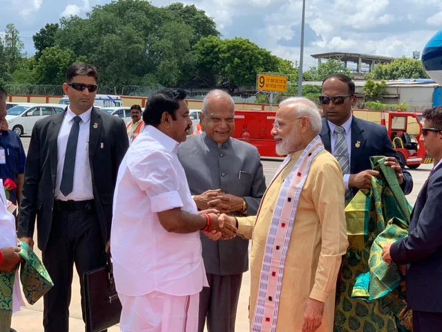 மோடியுடன் கை குலுக்கும் எடப்பாடி