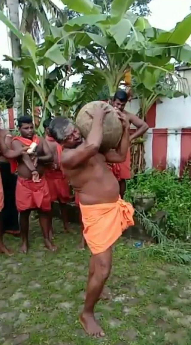 இளவட்டக் கல் தூக்கிய முருகன்