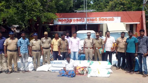 பறிமுதல் செய்யப்பட்ட குட்கா பொருள்களுடன் போலீஸார்