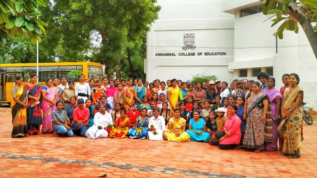 நிலைக்காட்சியில் கலந்து கொண்ட மாணவிகள்