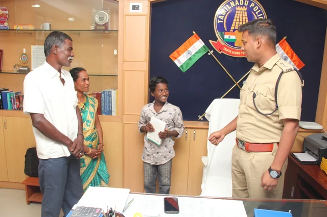 தோழன் உயிரைக் காப்பாற்றிய வடிவேலனைப் பாராட்டும் எஸ்.பி.