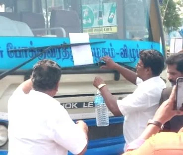 ஜப்தி உத்தரவைப் பேருந்தில் ஒட்டிய நீதிமன்ற ஊழியர்கள்