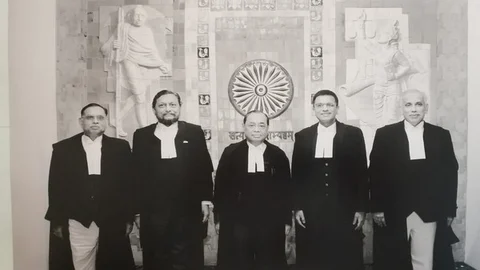அயோத்தி வழக்கின் அரசியல் சாசன அமர்வு