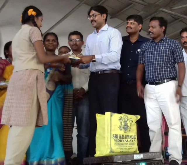 மாணவியைப் பாராட்டும் ஆட்சியர் விஜய கார்த்திகேயன் ஐ.ஏ.எஸ்.