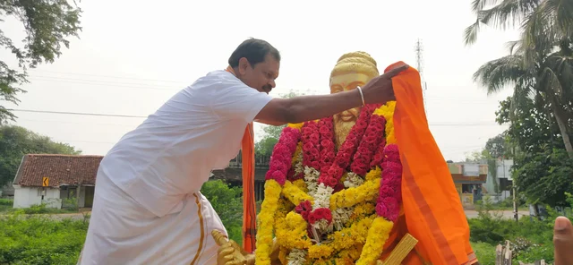 திருவள்ளுவருக்குக் காவி உடை
