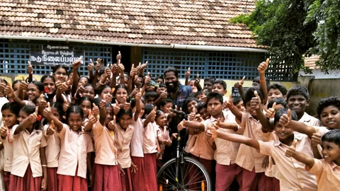 மாணவர்களுடன் குமார்ஷா