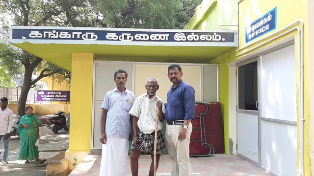 மகனுடன் முத்துசாமி