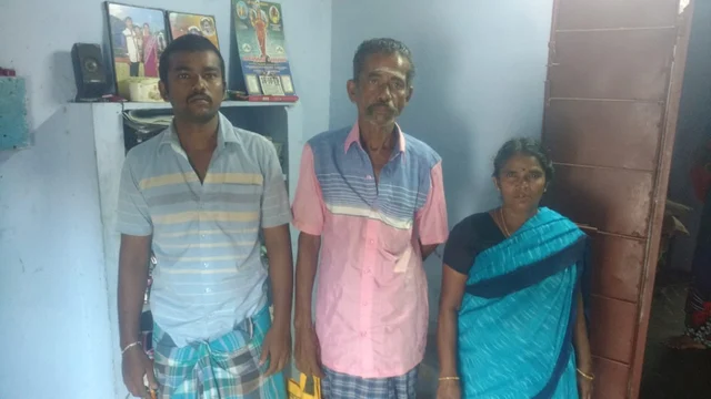 குடும்பத்தாருடன் முருகானந்தம்