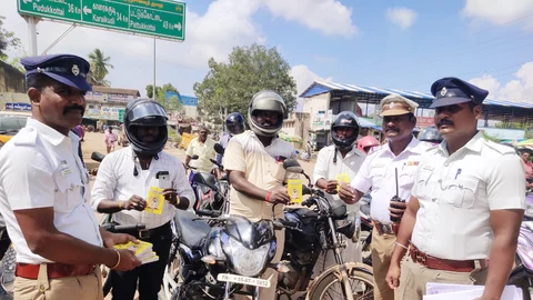 திறக்குறள் புத்தகம் பரிசு கொடுத்த போலீஸார்