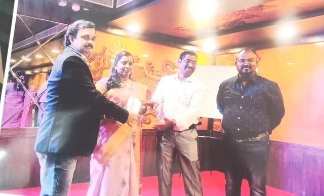 பரிசுப் பொருள் வழங்கியபோது