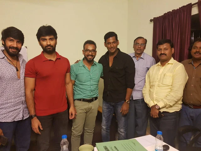 தயாரிப்பாளர் சங்க நிர்வாகிகளுடன் தயாரிப்பாளர் மதியழகன் - அதர்வா