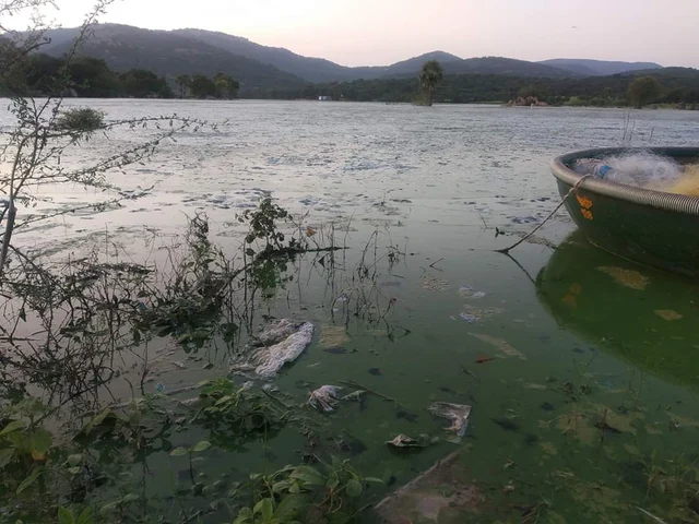 நீர்த்தேக்கத்தில் கழிவு
