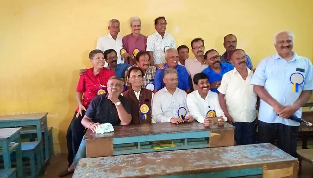 படித்த வகுப்பில் அமர்ந்திருக்கும் போலீஸ் கமிஷனர்