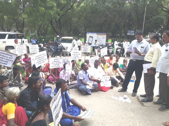பேச்சுவார்த்தையில் ஈடுபட்ட அதிகாரிகள்