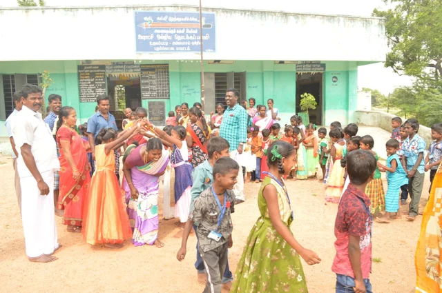 பெற்றோர்களுடன் ஓடி விளையாண்ட மாணவர்கள்