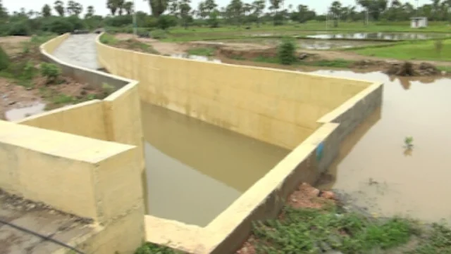 தேங்கி நிற்கும் மழைநீர்