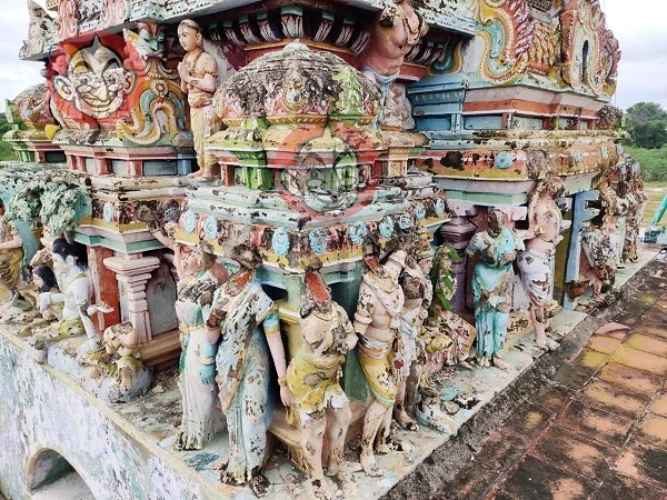 உடைந்து கிடக்கும் கோபுரச் சிற்பங்கள்